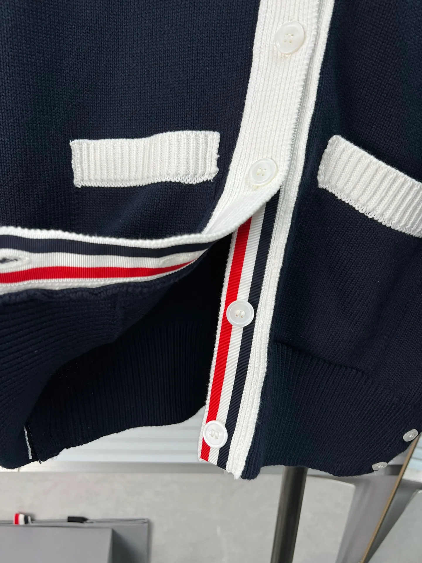 Thom Browne ! allin ~ Retro ok ， ， ， BABY ， ， Classic ， ， ， ~ ， ! ~~ V ， ， !! ~Quality ， :Navy Blue Gray Sizes：1.2.3.4.